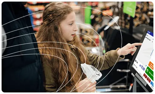 Cliente usando o self-checkout do SysPDV em um terminal de autoatendimento com tela sensível ao toque no supermercado